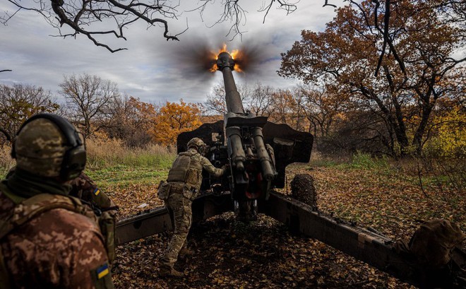 Pháo binh Ukraine khai hỏa tại một vị trí trên tiền tuyến gần thị trấn Bakhmut, thuộc vùng Donetsk, vào ngày 31/10/2022. Ảnh: AFP/Getty Images