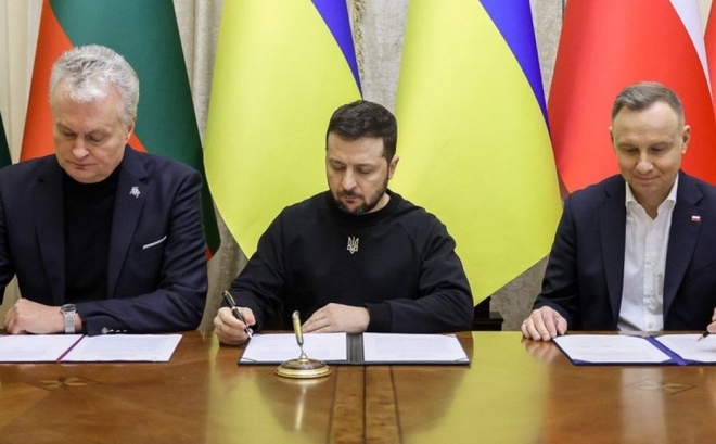 Tổng thống Litva (trái), Tổng thống Ukraine (giữa) và Tổng thống Ba Lan ký tuyên bố chung định dạng Tam giác Lublin tại Lviv, Ukraine. Ảnh: tvpworld.com