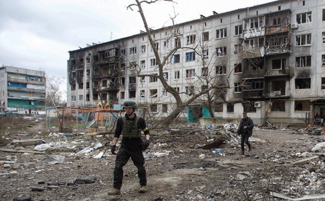 Một tòa nhà bị hư hại ở Bakhmut, Ukraine - Ảnh: REUTERS