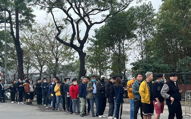 Hàng dài xếp hàng chờ nhận vé ở trụ sở VFF ngày 12/1 (ảnh Tiểu Yến)