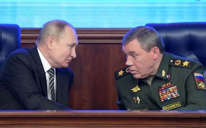 Tổng thống Nga Vladimir Putin trao đổi với ông Valery Gerasimov trong cuộc họp của lãnh đạo Bộ Quốc phòng ở Moskva ngày 21/12/2021. Ảnh: Sputnik/AFP
