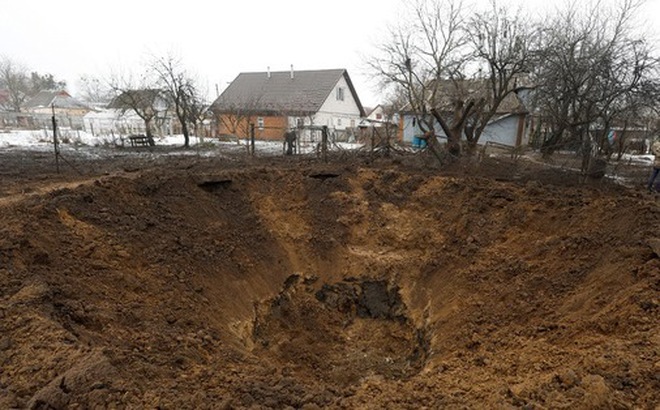 Một miệng hố do tên lửa Nga để lại tại làng Kopyliv, vùng Kiev, Ukraine ngày 14-1-2023 - Ảnh: REUTERS