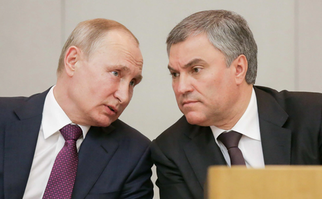 Chủ tịch Hạ viện Nga Vyacheslav Volodin trao đổi với Tổng thống Putin trong một cuộc họp - Ảnh: AFP