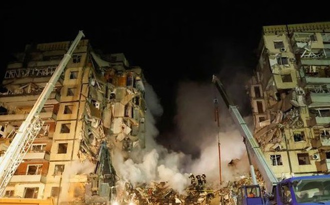 Tòa chung cư ở Dnepr bị hư hại. Ảnh: Reuters