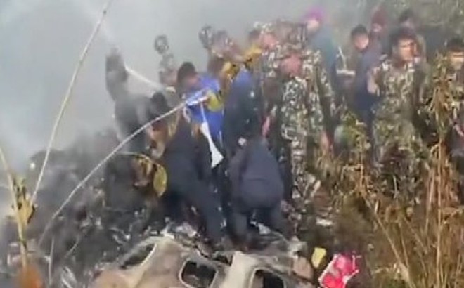 Máy bay chở khách rơi ở Nepal, hàng chục người thiệt mạng. Ảnh: NDTV