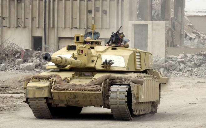 Xe tăng Challenger 2 của Lữ đoàn thiết giáp số 7 của Anh di chuyển qua TP Basra, miền Nam Iraq, vào ngày 31-3-2003. Ảnh: Reuters