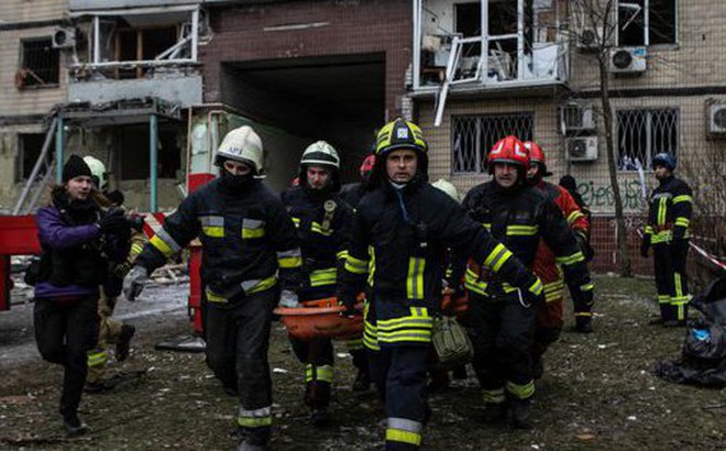 Các nhân viên cứu hộ đưa một phụ nữ ra khỏi đống đổ nát sau cuộc tấn công bằng tên lửa của Nga ở Dnipro- Ukraine. Ảnh: Reuters