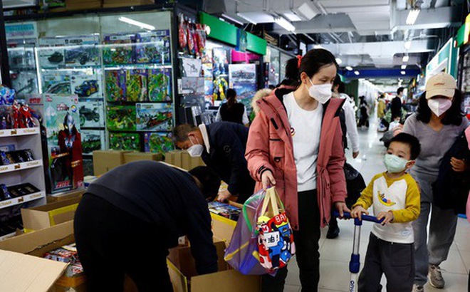 Người dân Trung Quốc tại một trung tâm mua sắm ở Bắc Kinh - Ảnh: REUTERS