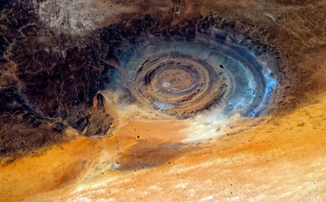Con mắt của sa mạc Sahara là một vòng tròn có đường kính gần 50km có thể nhìn thấy từ không gian và cũng là một trong những nơi kỳ lạ nhất trên Trái Đất.