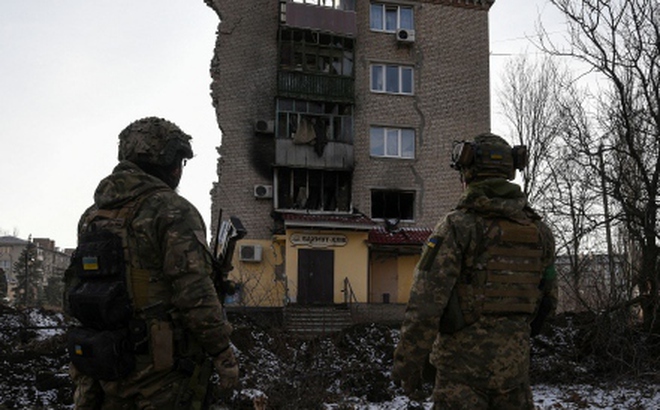 Quân đội Ukraine đứng cạnh một tòa nhà bị phá hủy tại Bakhmut. Nguồn: Reuters