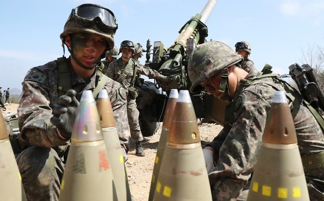 Các binh sĩ Hàn Quốc bố trí đạn lựu 155mm trong một cuộc tập trận ở Goseong, Hàn Quốc, ngày 4/4/2016. Ảnh: AP