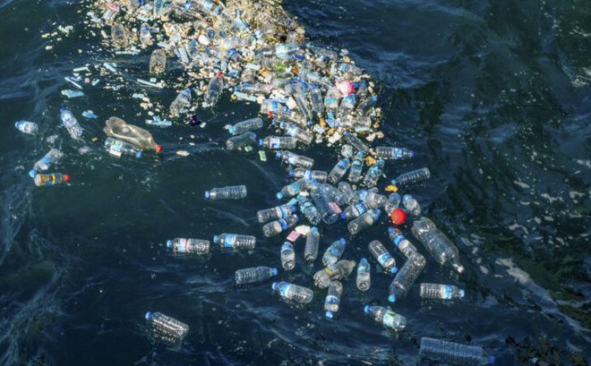 Chai nhựa và rác thải trôi trạt trên mặt biển. Ảnh: Getty Images
