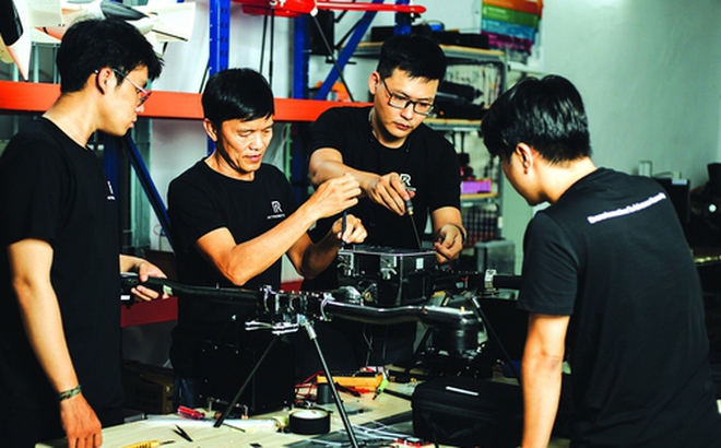 TS Lương Việt Quốc (thứ 2 từ trái sang) cùng các kỹ sư làm việc trong xưởng sản xuất drone của Công ty Real-time Robotics