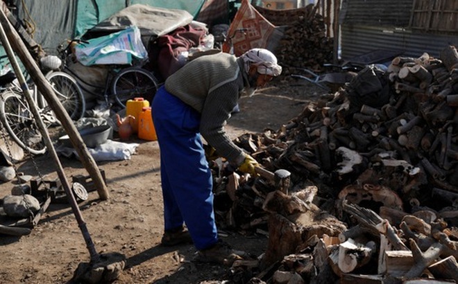 Một người lao động làm việc tại cửa hàng gỗ ở Kabul, Afghanistan, ngày 26-1 - Ảnh: REUTERS