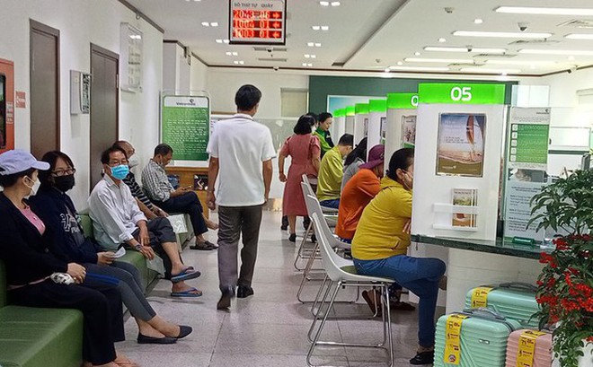 Sáng mùng 6 Tết, nhiều khách hàng của Vietcombank chi nhánh Đông Sài Gòn chờ đến lượt giao dịch