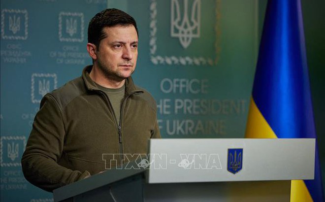 Tổng thống Zelensky trong bài phát biểu được phát trên toàn quốc, tại Kiev ngày 25/2/2022. Ảnh: AFP/TTXVN