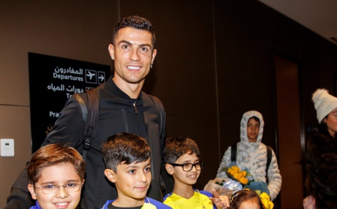 Ronaldo cười tươi như hoa khi đặt chân tới Saudi Arabia. (Ảnh: Al Nassr)