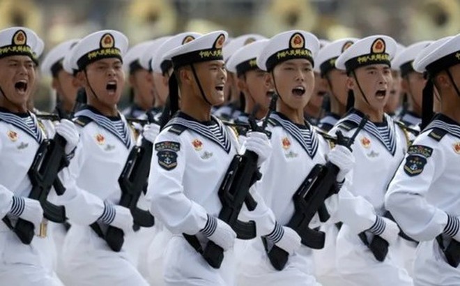 Các thủy thủ Hải quân Trung Quốc tham gia lễ duyệt binh chào mừng 70 năm thành lập Đảng Cộng sản. (Ảnh: AP)