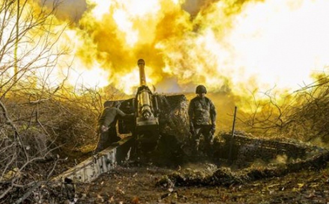 Binh sĩ Ukraine nã đạn pháo nhằm vào các mục tiêu của Nga ở ngoại ô Bakhmut, ngày 8/11/2022. Ảnh: AFP