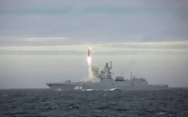 Tên lửa Zircon phóng từ tàu khu trục Đô đốc Gorshkov. Ảnh: Sputnik