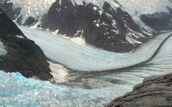 Băng tan chảy xuống thung lũng từ cánh đồng băng Juneau Icefield ở Đông Nam Alaska. (Ảnh: Twila Moon, NSIDC)