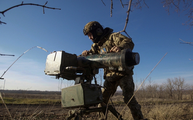 Một binh sĩ Ukraine lắp đặt bệ phóng tên lửa chống tăng ở khu vực Donetsk. Ảnh: Reuters