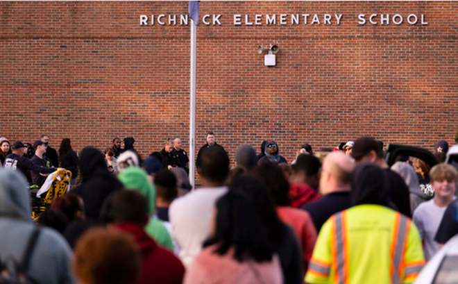 Cảnh sát và người dân đứng bên ngoài Trường Tiểu học Richneck sau khi xảy ra vụ tấn công. (Ảnh: AP)