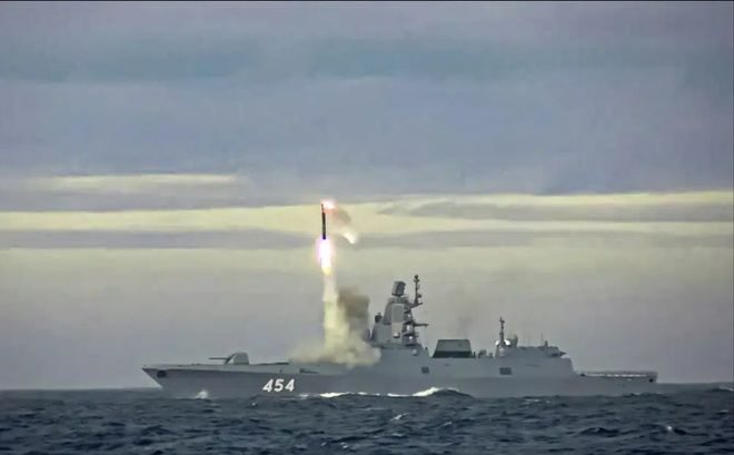 Nga khai hỏa tên lửa siêu vượt âm Zircon từ tàu chiến. Ảnh: AP