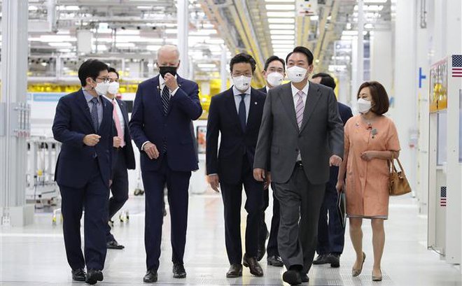 Tổng thống Mỹ Joe Biden (thứ 3, trái) và Tổng thống Hàn Quốc Yoon Suk-yeol (thứ 2, phải) thăm nhà máy sản xuất chip của tập đoàn Samsung tại Pyeongtaek, ngày 20/5/2022. Ảnh: Yonhap/TTXVN