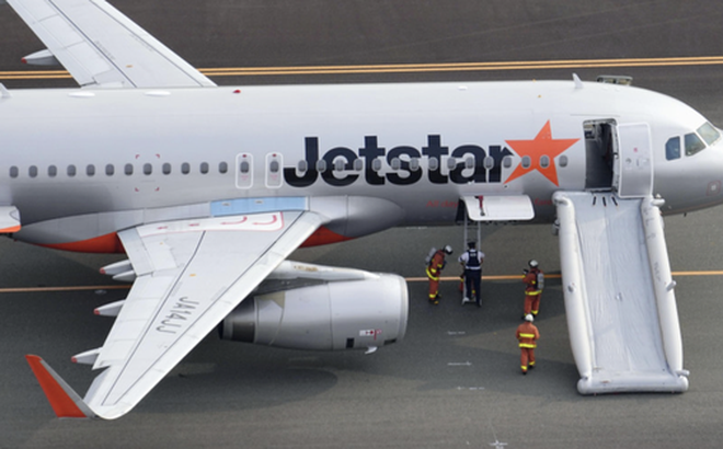 Chiếc máy bay do Hãng Jetstar khai thác phải hạ cánh ở sân bay quốc tế Chubu Centrair, tỉnh Aichi (Nhật Bản) sáng 7-1 - Ảnh: KYODO NEWS