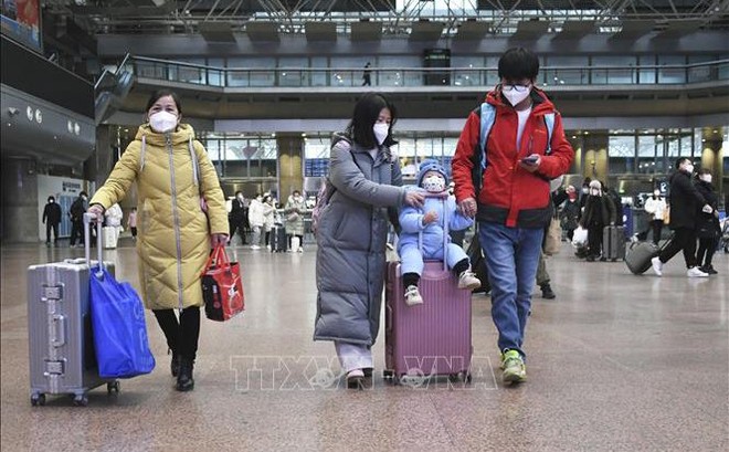 Hành khách tại nhà ga ở Bắc Kinh, Trung Quốc, ngày 7/1/2023. Ảnh: THX/TTXVN