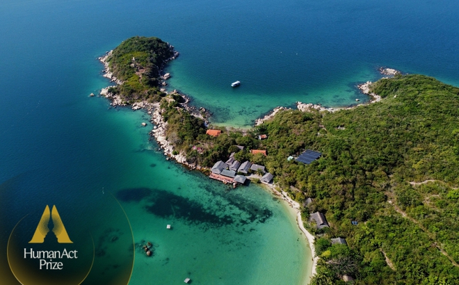 Đảo Hòn Ông với điểm nghỉ dưỡng duy nhất Whale Island Resort nhìn từ trên cao (Ảnh Whale Island Resort)