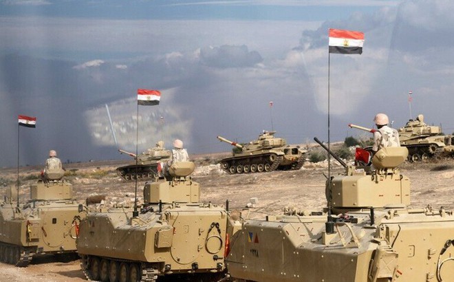 Xe tăng của Ai Cập được triển khai gần cửa khẩu biên giới với Gaza vào ngày 31/10/2023. Ảnh: AFP