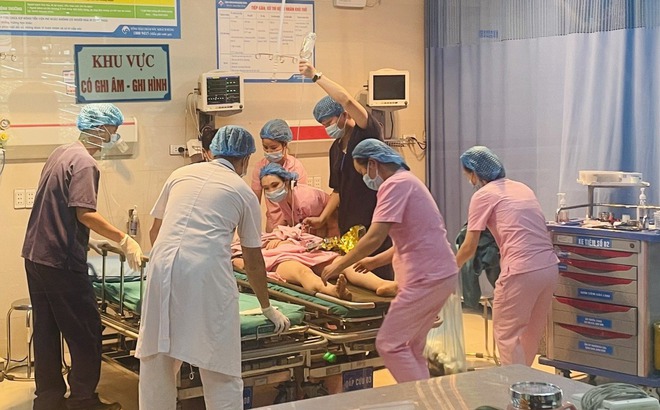 Nhân viên y tế nhảy cầu được cứu sống. Nhân viên y tế nhảy cầu được cứu sống.