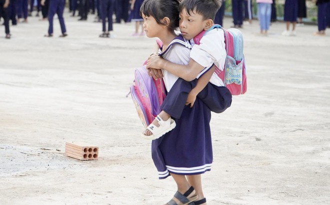 Mấy tháng qua, Y Juyên trở thành đôi chân giúp A Đinh đến trường. Ảnh: Dung Nguyễn
