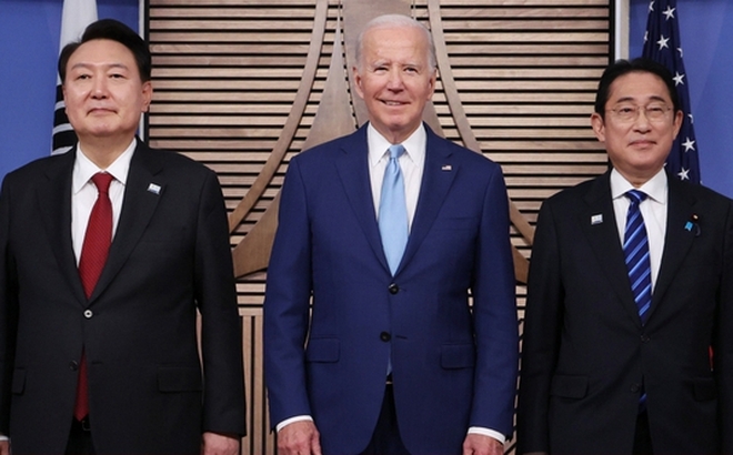 Từ trái sang: Tổng thống Yoon Suk-yeol, Tổng thống Joe Biden và Thủ tướng Kishida Fumio Kishida tại Trung tâm Moscone ở San Francisco, ngày 16/11. (Ảnh: Yonhap)​