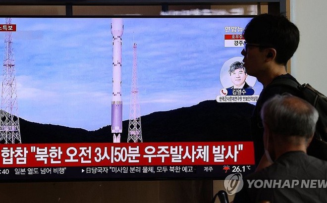 Người dân Triều Tiên đang xem chương trình truyền hình về nỗ lực phóng vệ tinh do thám quân sự lần thứ hai của nước này, ngày 24/8/2023.