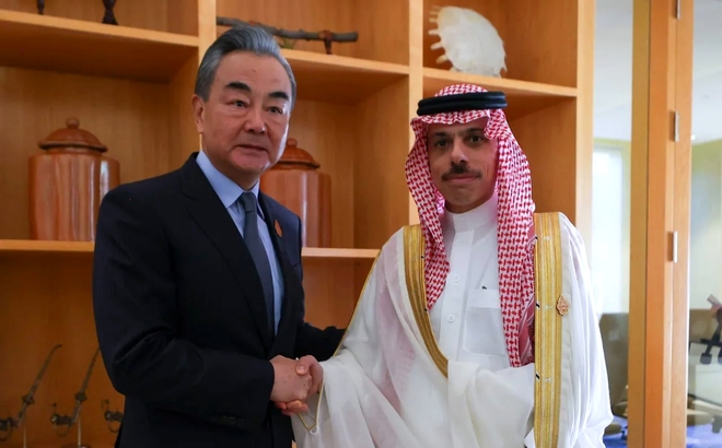 Ngoại trưởng Saudi Arabia, Hoàng tử Faisal bin Farhan (phải) và Ngoại trưởng Trung Quốc Vương Nghị. Ảnh: SPA