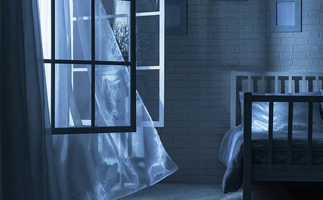 Nhiều người cho rằng không nên mở cửa sổ khi ngủ vì rất dễ bị cảm. (Ảnh: ITN).