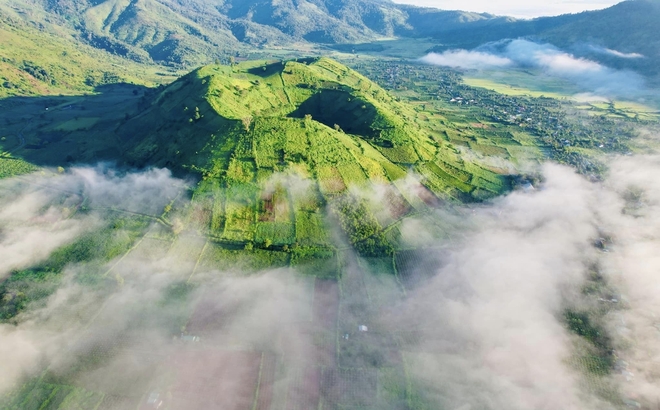Toàn cảnh núi lửa Chư Đăng Ya qua Flycam (Ảnh: Victor Trương)
