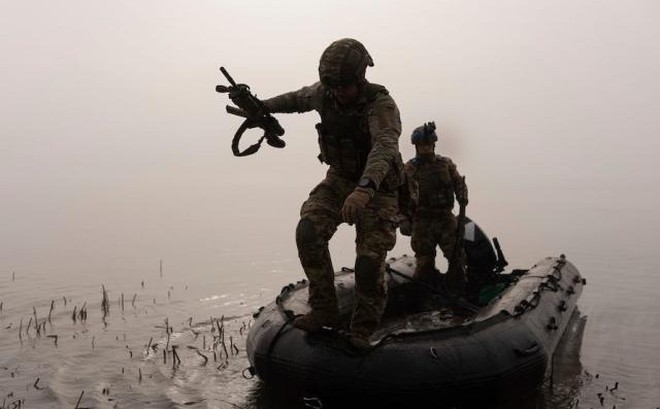Lính Ukraine trên sông Dnipro gầ Kherson. Ảnh: AP