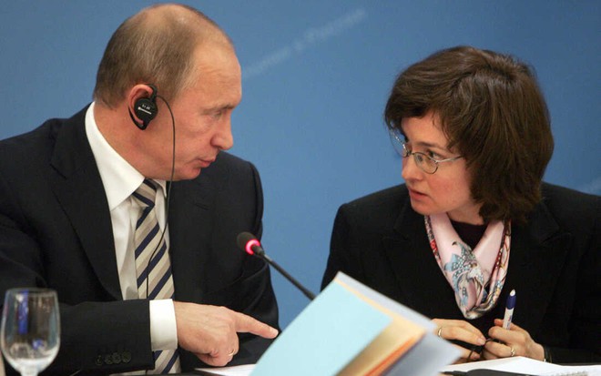 Tổng thống Nga Vladimir Putin (trái) và Thống đốc Ngân hàng Trung ương Nga Elvira Nabiullina. Ảnh: AFP