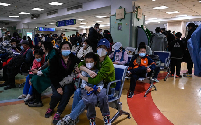 Một bệnh viện tại Bắc Kinh đông đúc do có nhiều trẻ em đến khám bệnh đường hô hấp. Ảnh: AFP
