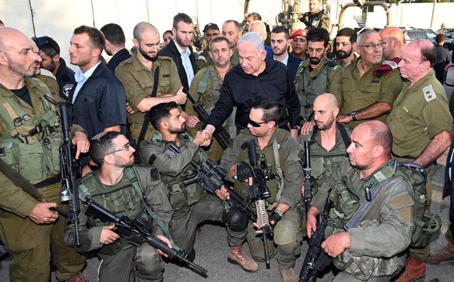 Thủ tướng Israel Benjamin Netanyahu (đứng giữa) trong chuyến thăm Sư đoàn 98 của Lực lượng Phòng vệ Israel Ảnh: DPA