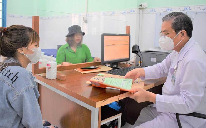 BS-CKII Trần Nhật Quang, Phó phòng Kế hoạch tổng hợp, Bệnh viện Phạm Ngọc Thạch, thăm khám cho người mắc lao.
