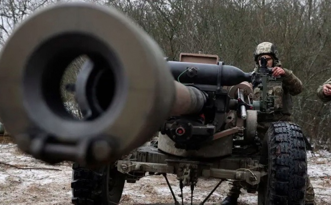 Ukraine khai hỏa lựu pháo L119 ở Lugansk. Ảnh: AFP
