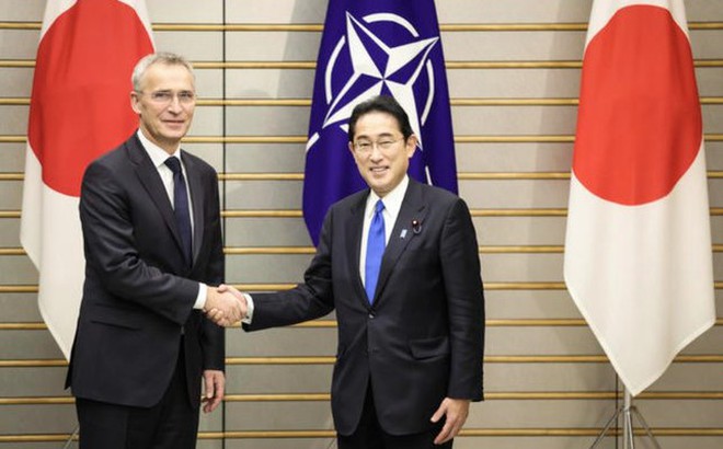 Tổng thư ký NATO Jens Stoltenberg (trái) trong cuộc gặp Thủ tướng Nhật Bản Fumio Kishida ngày 31/1. (Ảnh: AP)