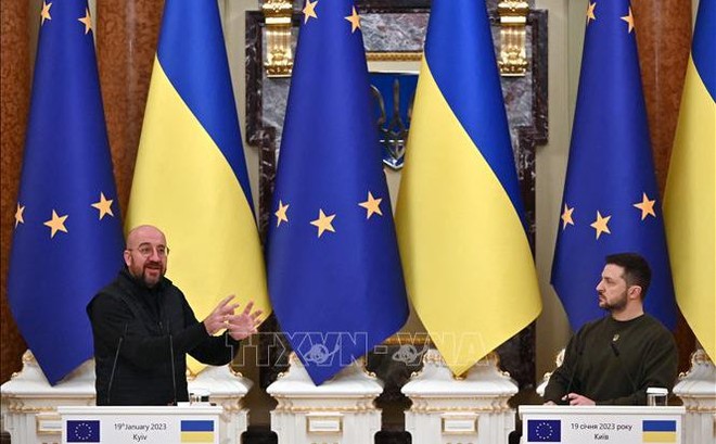 Tổng thống Ukraine Volodymyr Zelensky (phải) và Chủ tịch Hội đồng châu Âu Charles Michel tại cuộc họp báo chung ở Kiev ngày 19/1/2023. Ảnh: AFP/TTXVN