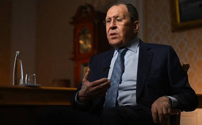 Ngoại trưởng Nga Sergey Lavrov phát biểu trong cuộc phỏng vấn với ông Dmitry Kiselev, Tổng giám đốc Tập đoàn Truyền thông Quốc tế Rossiya Segodnya, tại Moskva, Nga. Ảnh: Sputnik