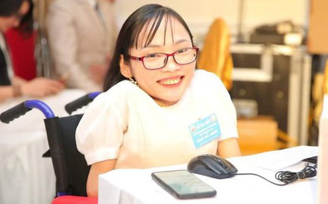"Cô giáo xương thủy tinh" dạy miễn phí cho học sinh trường làng. Ảnh: BTC giải Gương mặt trẻ Việt Nam